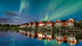 Norwegen Nordlichter mit roten Häusern